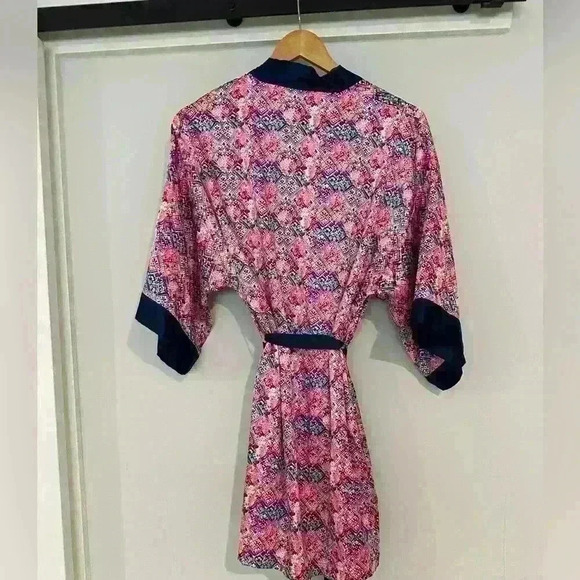 Victoria’s Secret Robe with pockets and tie size small/medium - Picture 6 of 8